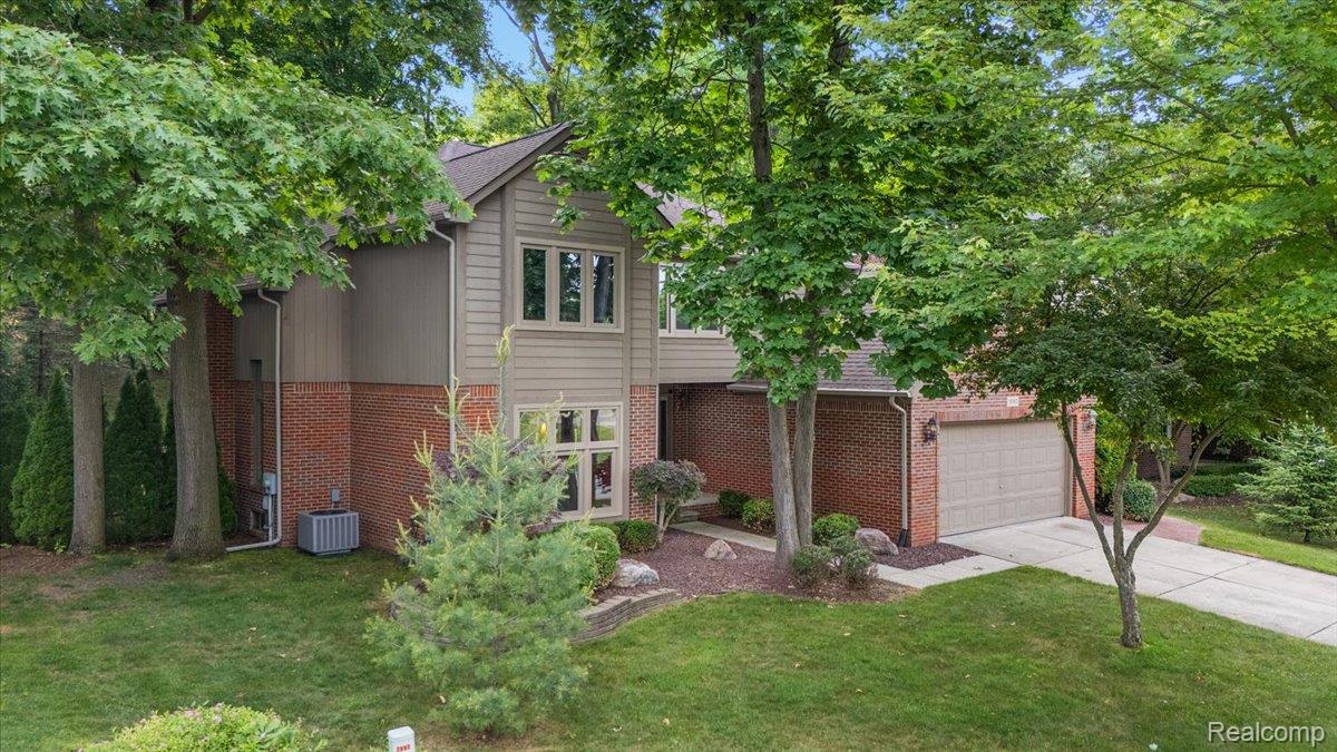 2082 Avon Lake Lane