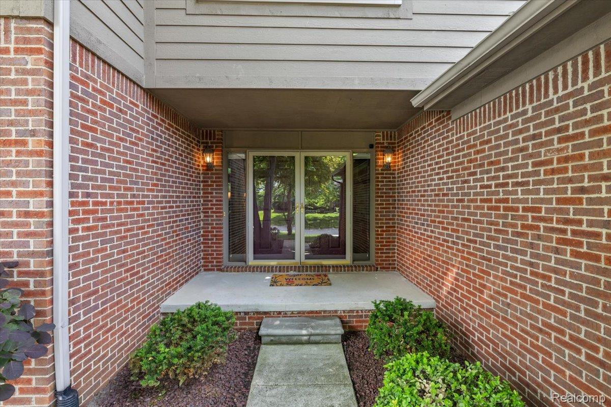 2082 Avon Lake Lane