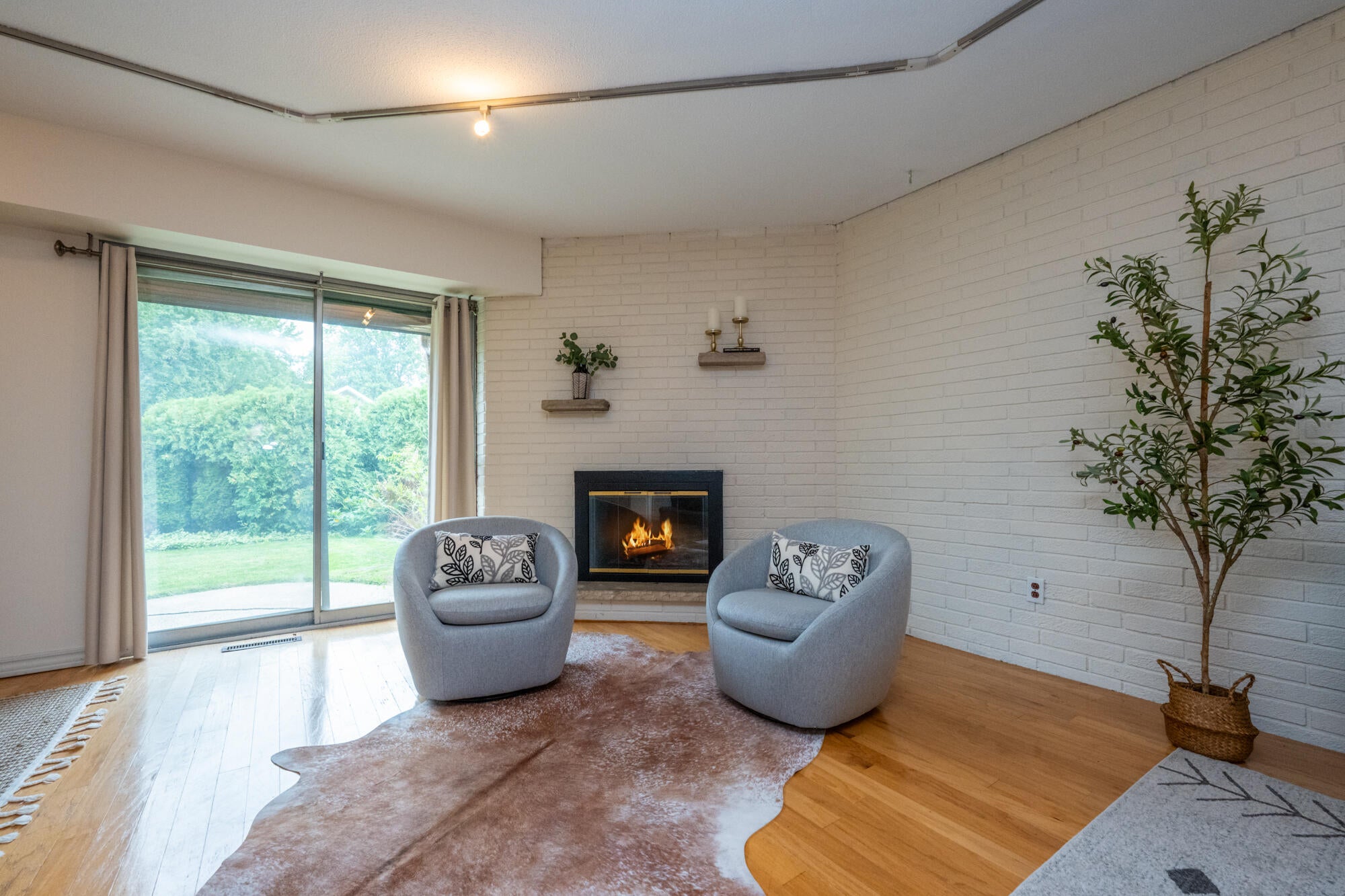 2727 S Lakeshore Drive 3