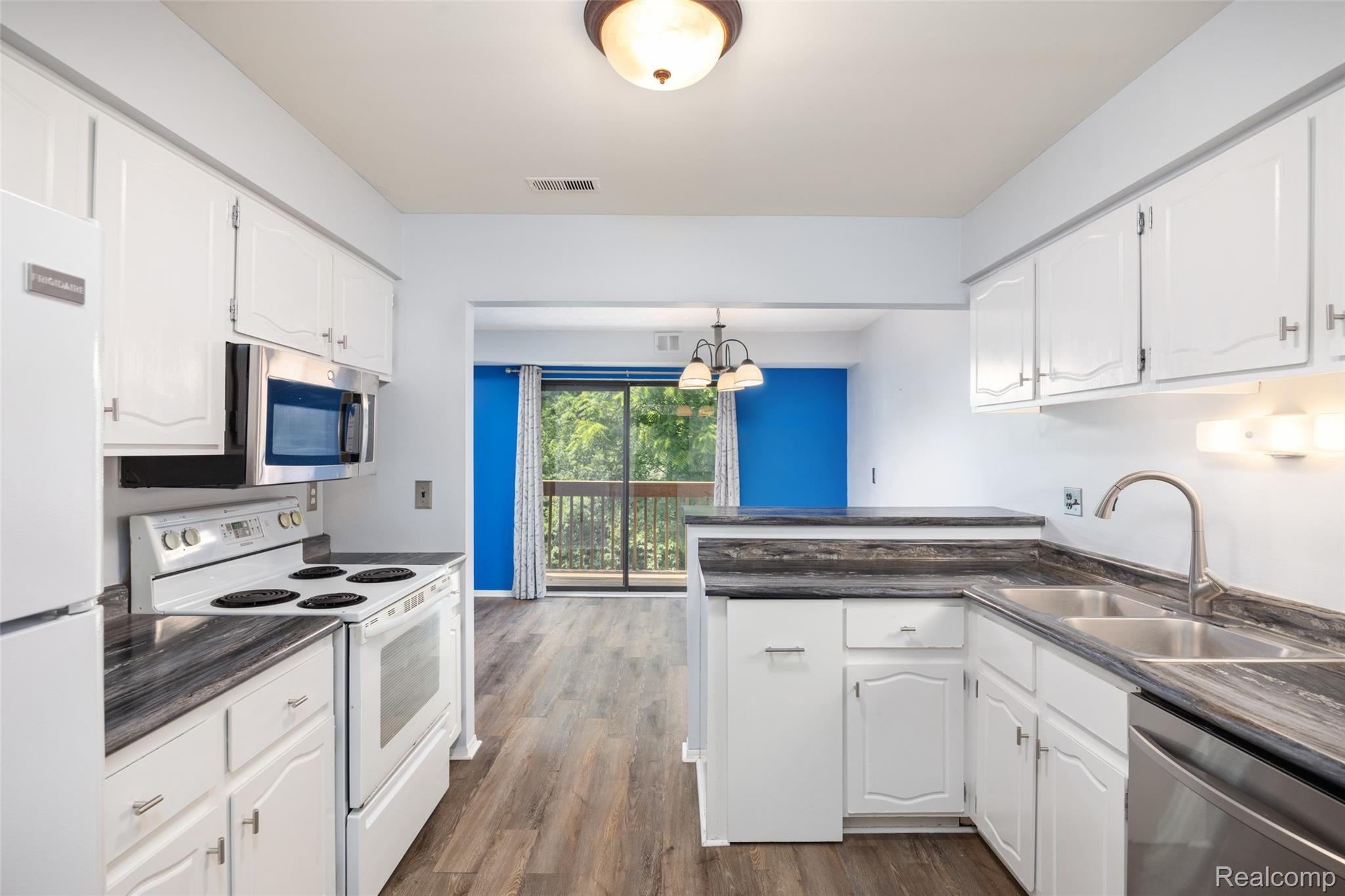 1693 Riverside Drive 3