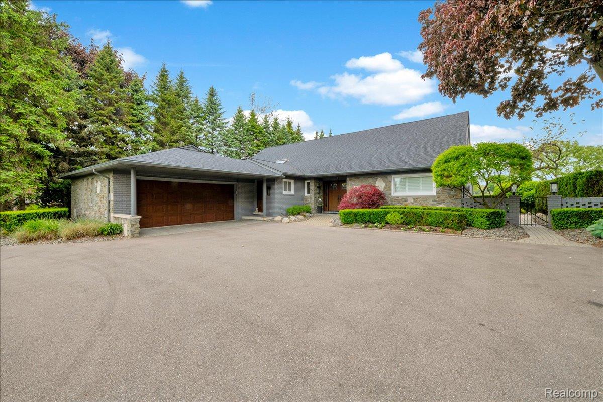 3816 W Maple Road