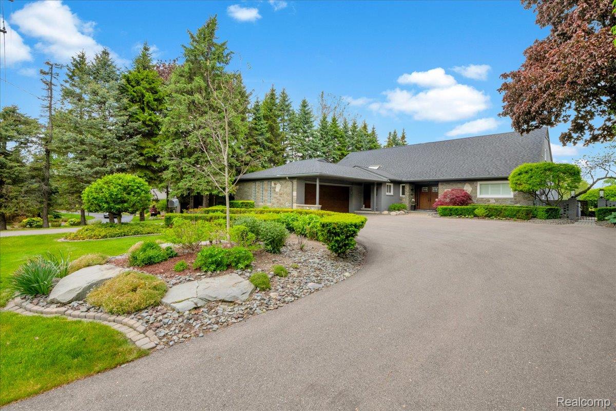 3816 W Maple Road