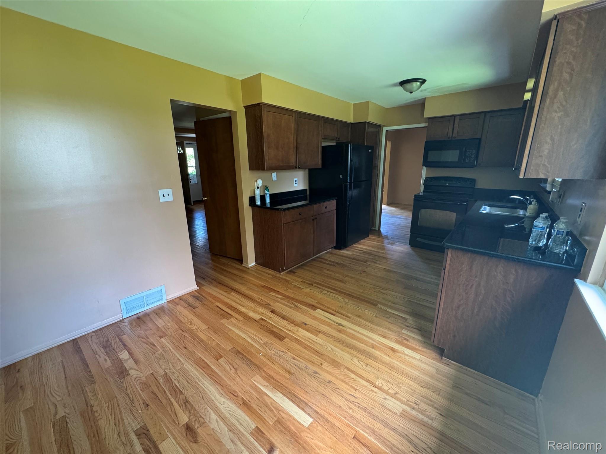 28330 Lahser Rd Road