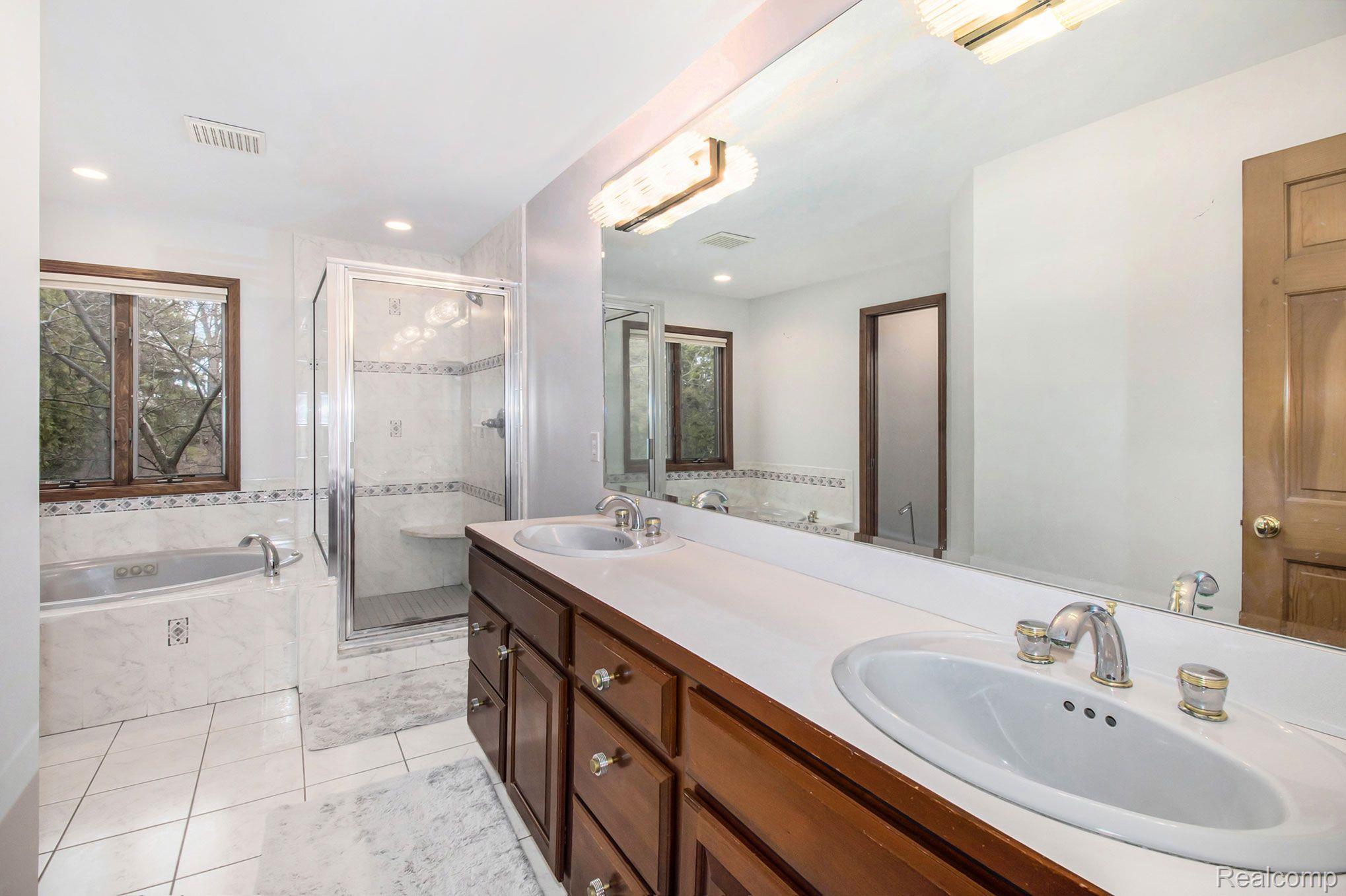 Fenton City Genesee, Michigan 48430, United States, 5 Bedrooms Bedrooms, ,4 BathroomsBathrooms,Residential,Active,112247