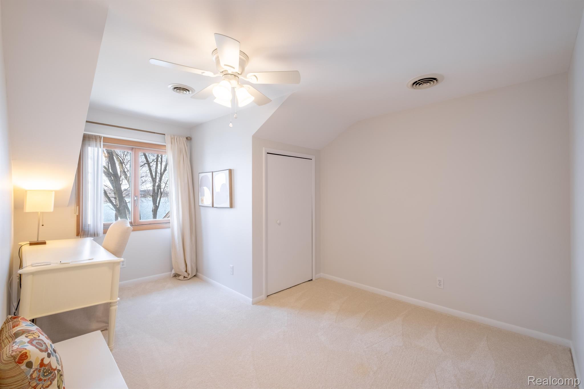 Fenton City Genesee, Michigan 48430, United States, 5 Bedrooms Bedrooms, ,4 BathroomsBathrooms,Residential,Active,112247