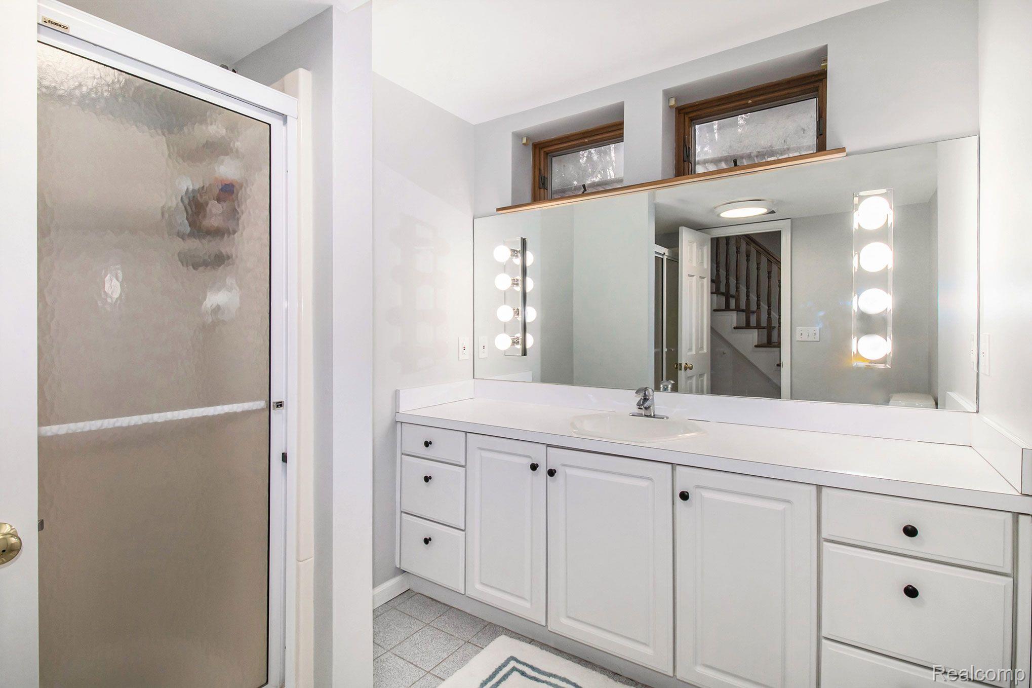 Fenton City Genesee, Michigan 48430, United States, 5 Bedrooms Bedrooms, ,4 BathroomsBathrooms,Residential,Active,112247