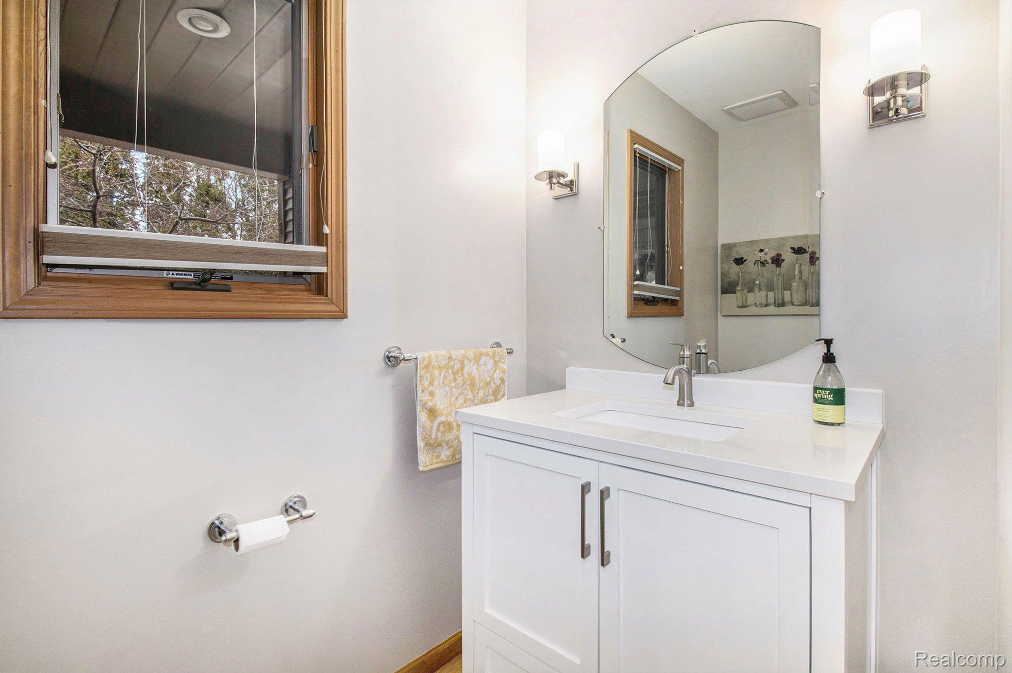 Fenton City Genesee, Michigan 48430, United States, 5 Bedrooms Bedrooms, ,4 BathroomsBathrooms,Residential,Active,112247