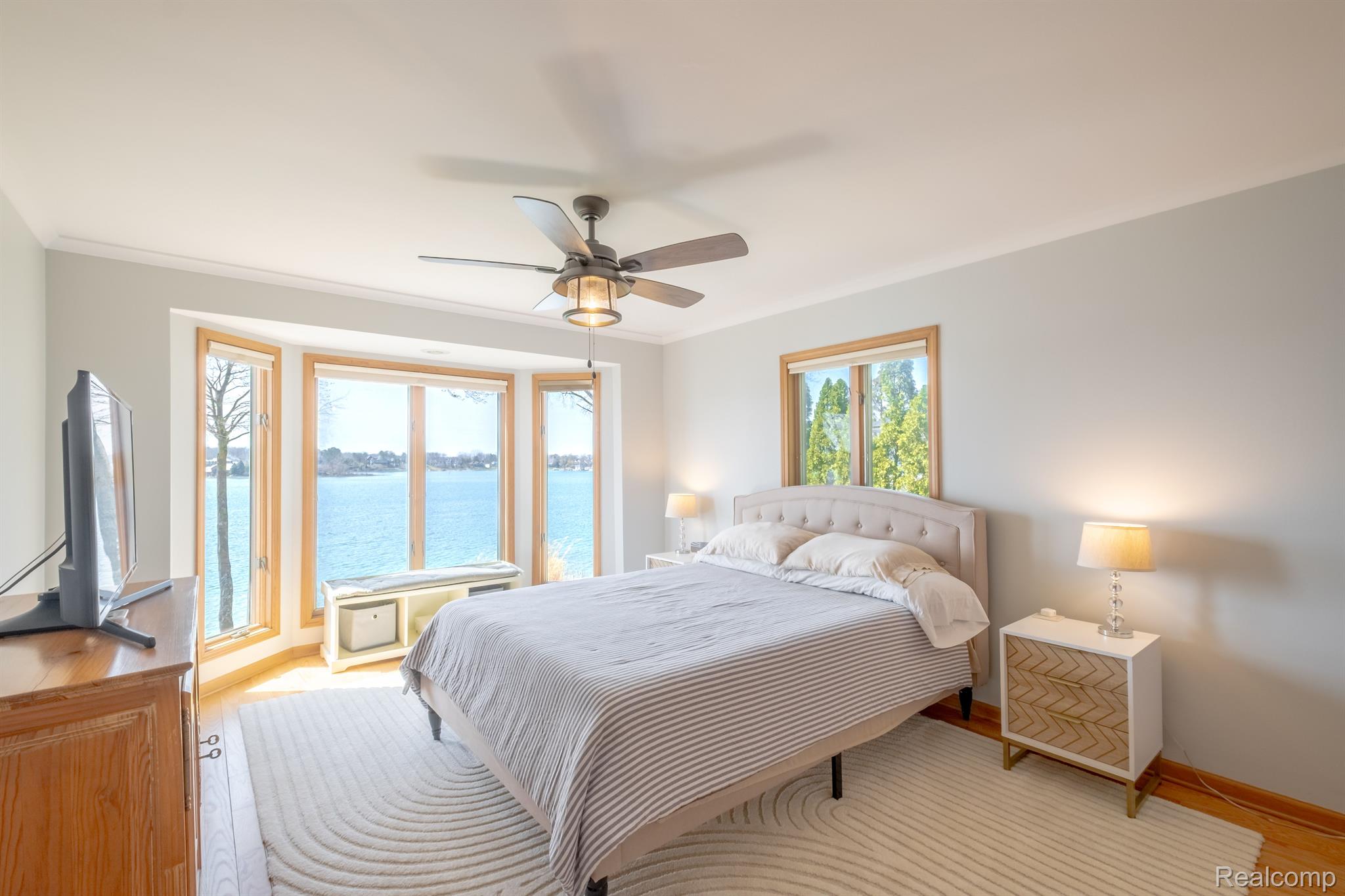 Fenton City Genesee, Michigan 48430, United States, 5 Bedrooms Bedrooms, ,4 BathroomsBathrooms,Residential,Active,112247