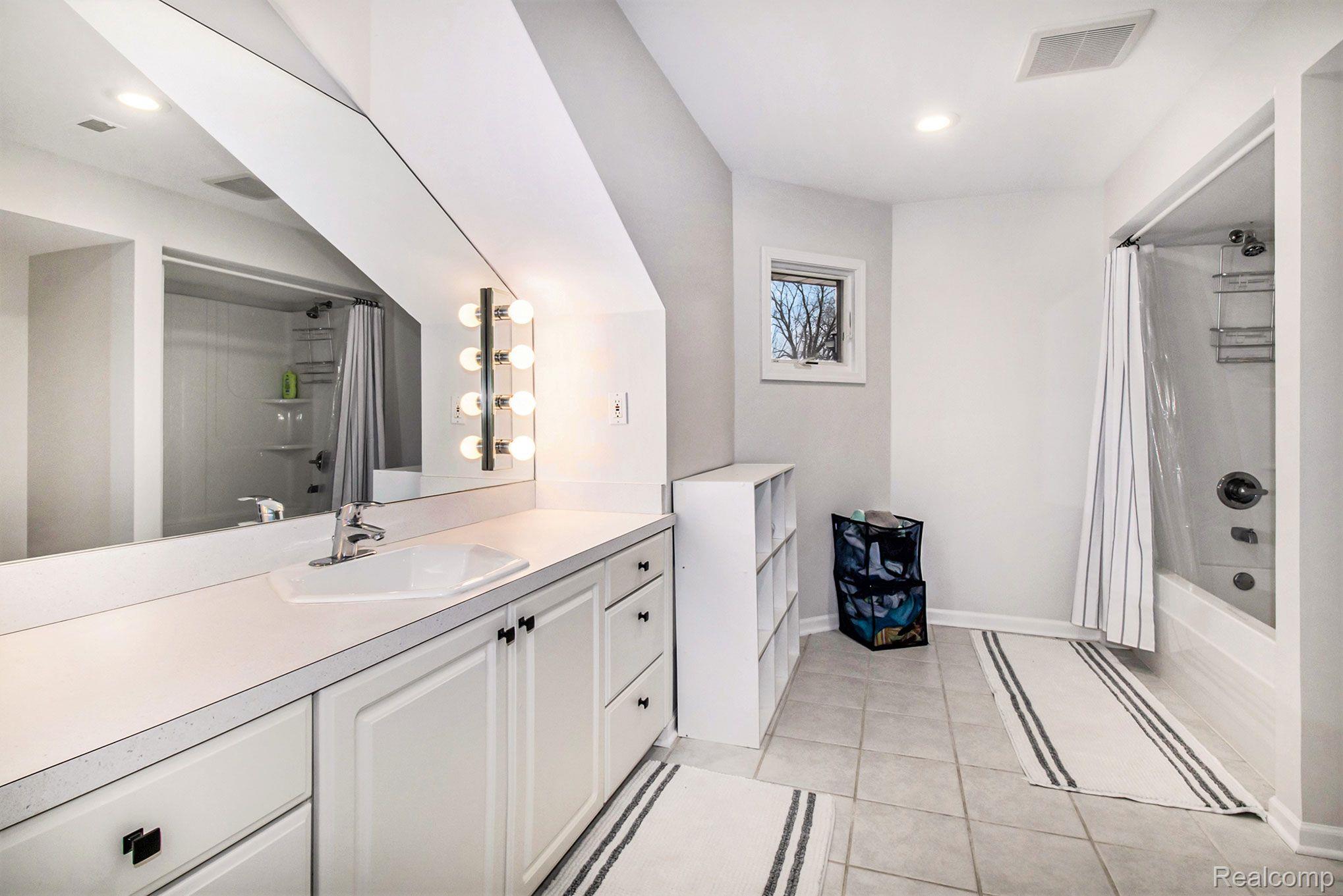 Fenton City Genesee, Michigan 48430, United States, 5 Bedrooms Bedrooms, ,4 BathroomsBathrooms,Residential,Active,112247