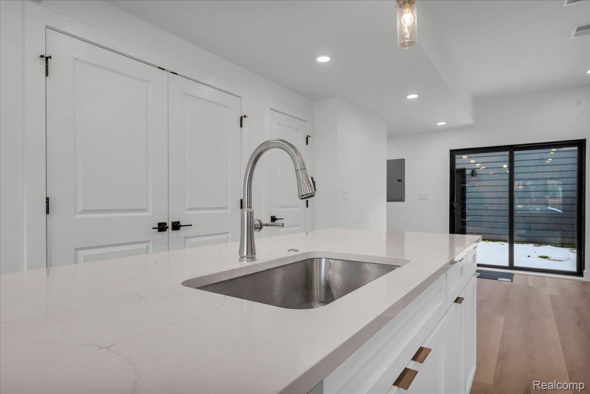 Detroit City, Michigan 48208, United States, 2 Bedrooms Bedrooms, ,3 BathroomsBathrooms,Residential,Active,232383