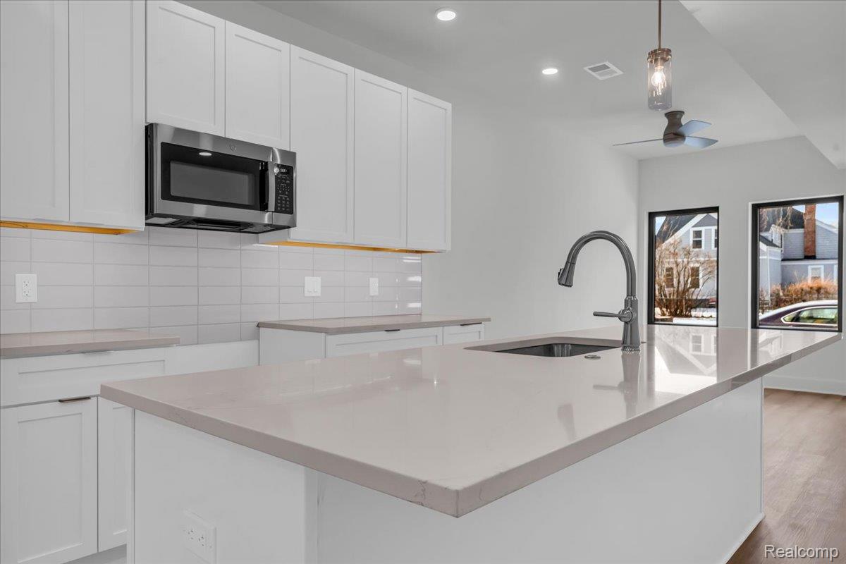 Detroit City, Michigan 48208, United States, 2 Bedrooms Bedrooms, ,3 BathroomsBathrooms,Residential,Active,232383