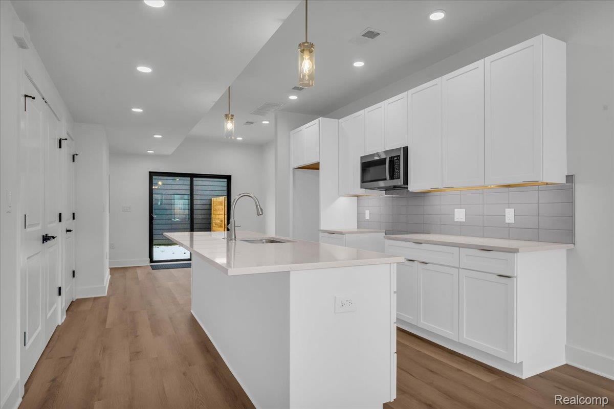 Detroit City, Michigan 48208, United States, 2 Bedrooms Bedrooms, ,3 BathroomsBathrooms,Residential,Active,232383