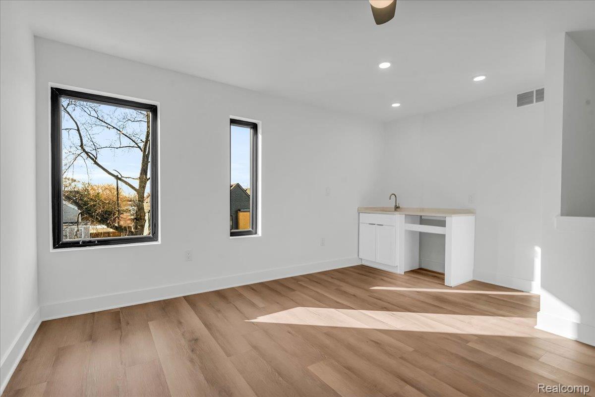 Detroit City, Michigan 48208, United States, 2 Bedrooms Bedrooms, ,3 BathroomsBathrooms,Residential,Active,232383