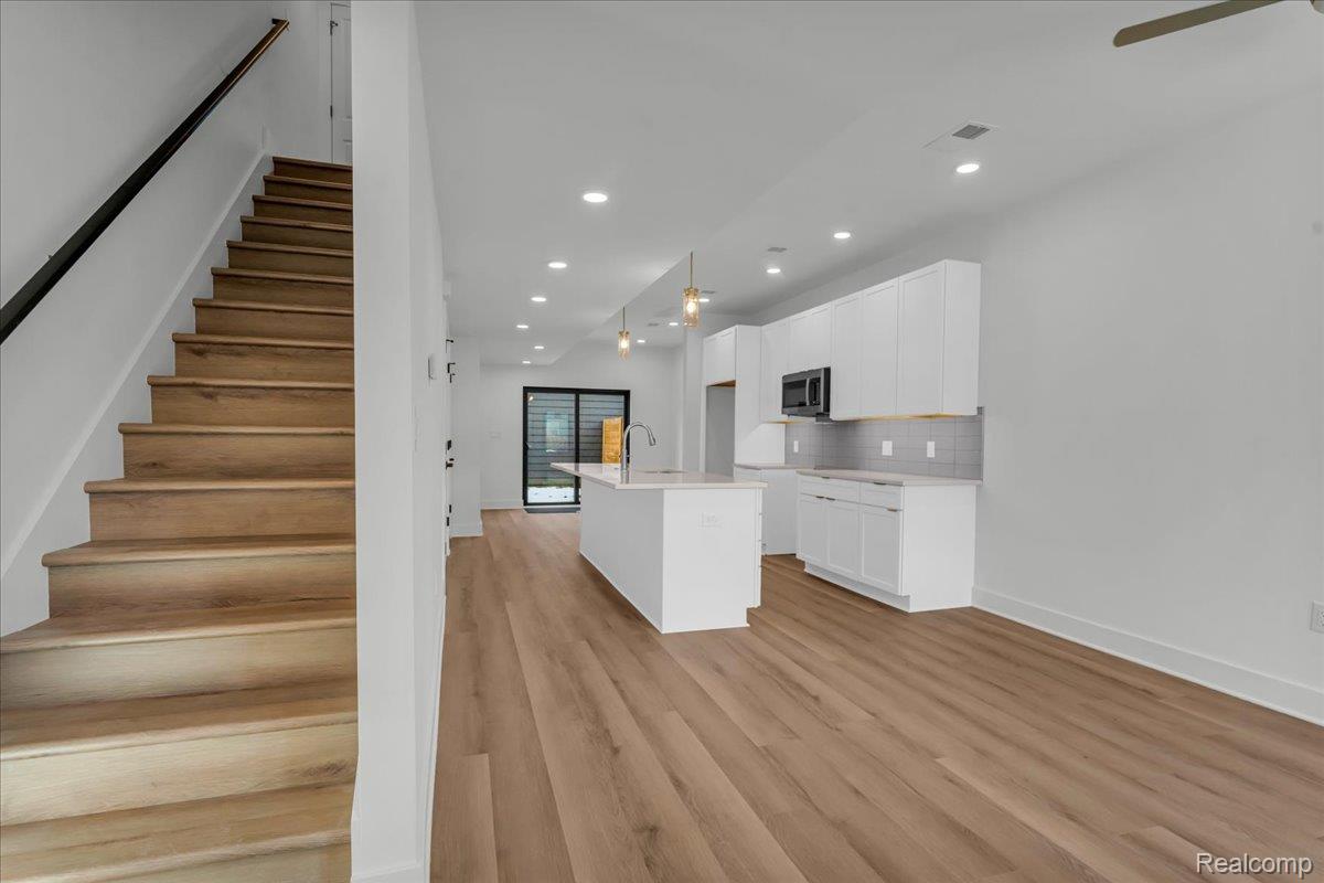 Detroit City, Michigan 48208, United States, 2 Bedrooms Bedrooms, ,3 BathroomsBathrooms,Residential,Active,232383