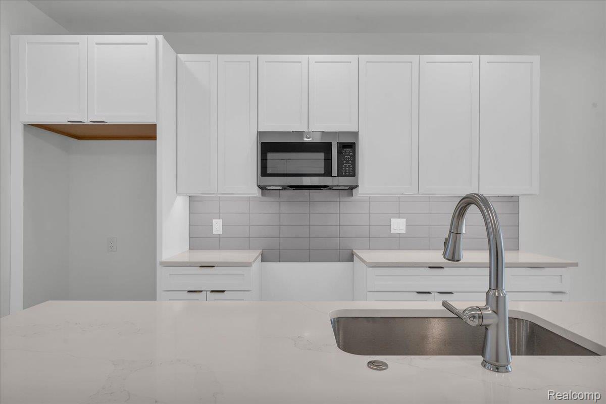 Detroit City, Michigan 48208, United States, 2 Bedrooms Bedrooms, ,3 BathroomsBathrooms,Residential,Active,232383