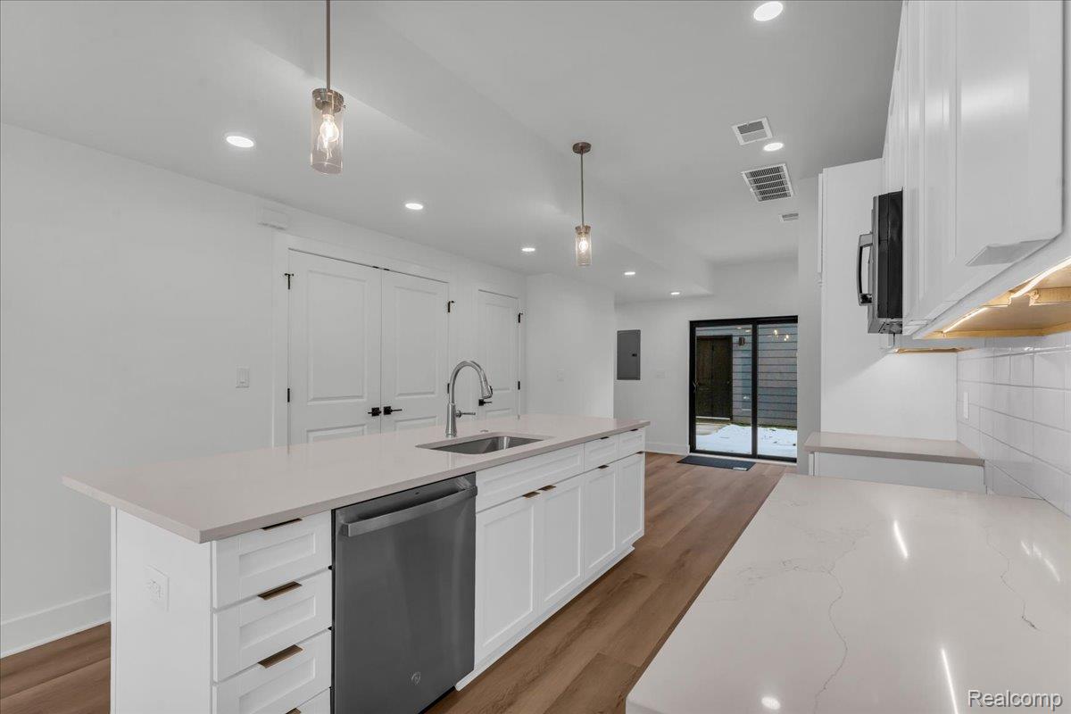 Detroit City, Michigan 48208, United States, 2 Bedrooms Bedrooms, ,3 BathroomsBathrooms,Residential,Active,232383