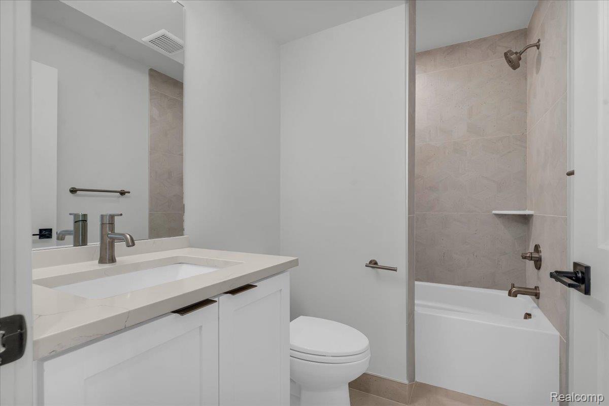 Detroit City, Michigan 48208, United States, 2 Bedrooms Bedrooms, ,3 BathroomsBathrooms,Residential,Active,232383