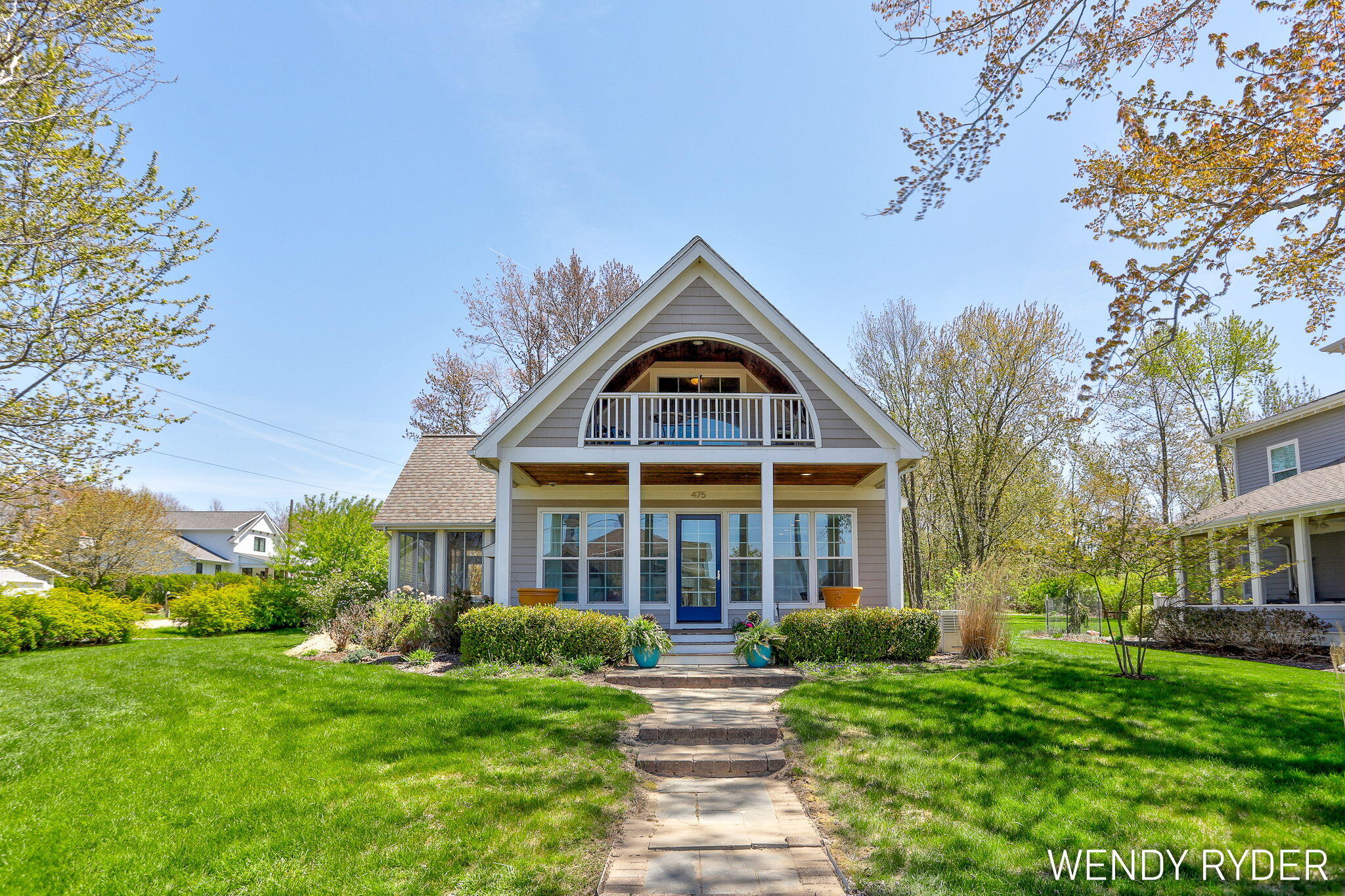 475 Lakeshore Drive
