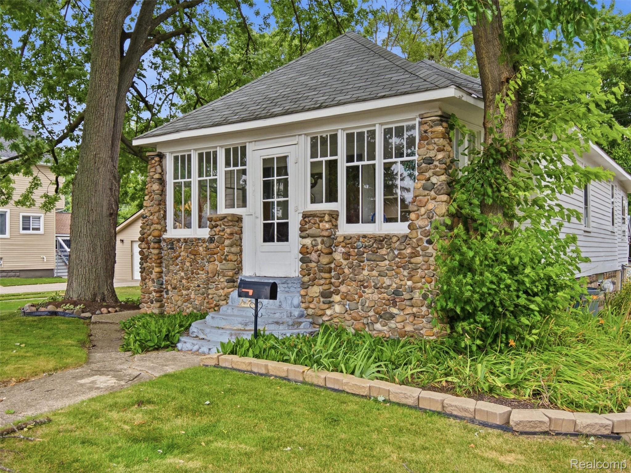 305 Renshaw Avenue