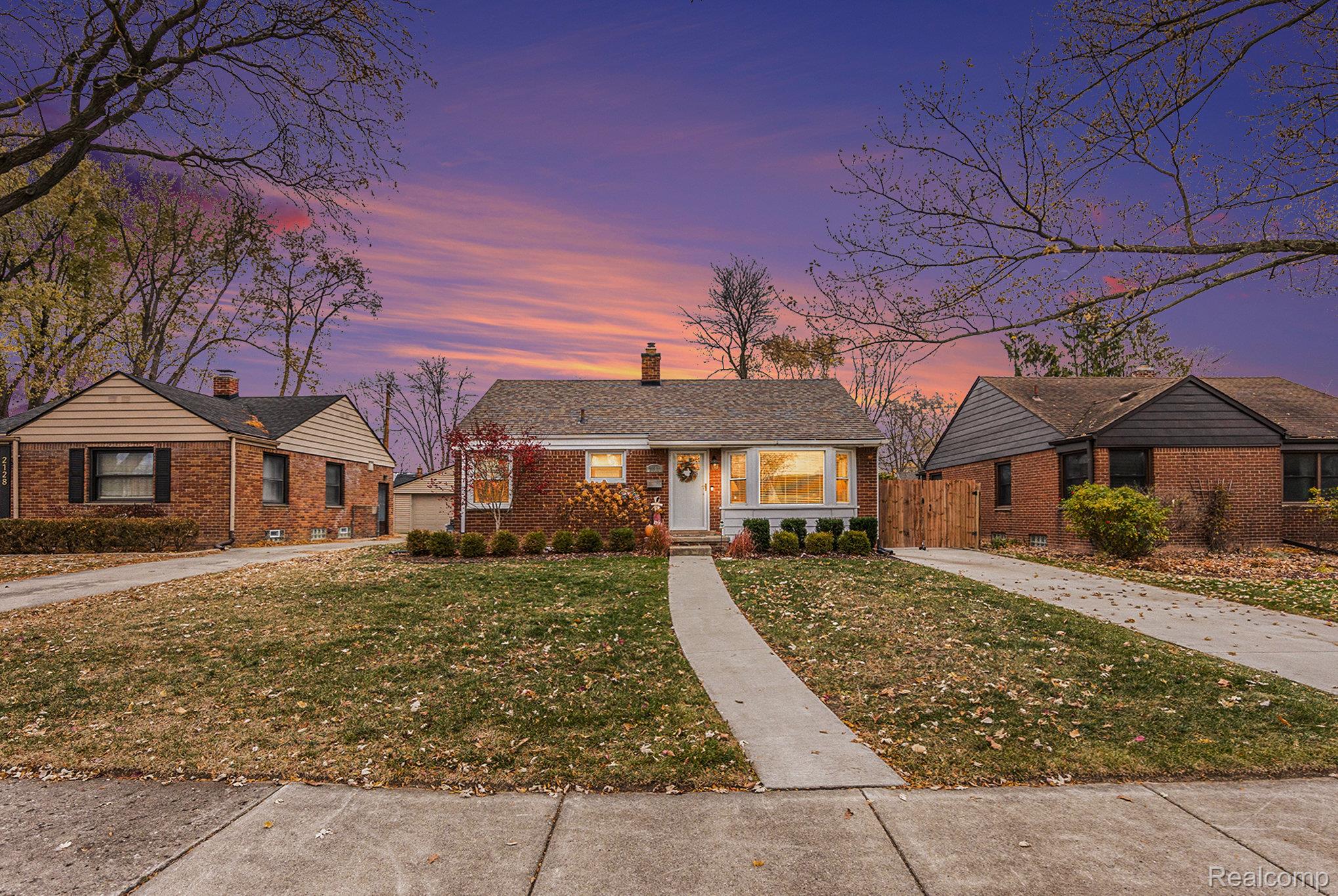 2112 Ellwood Avenue E