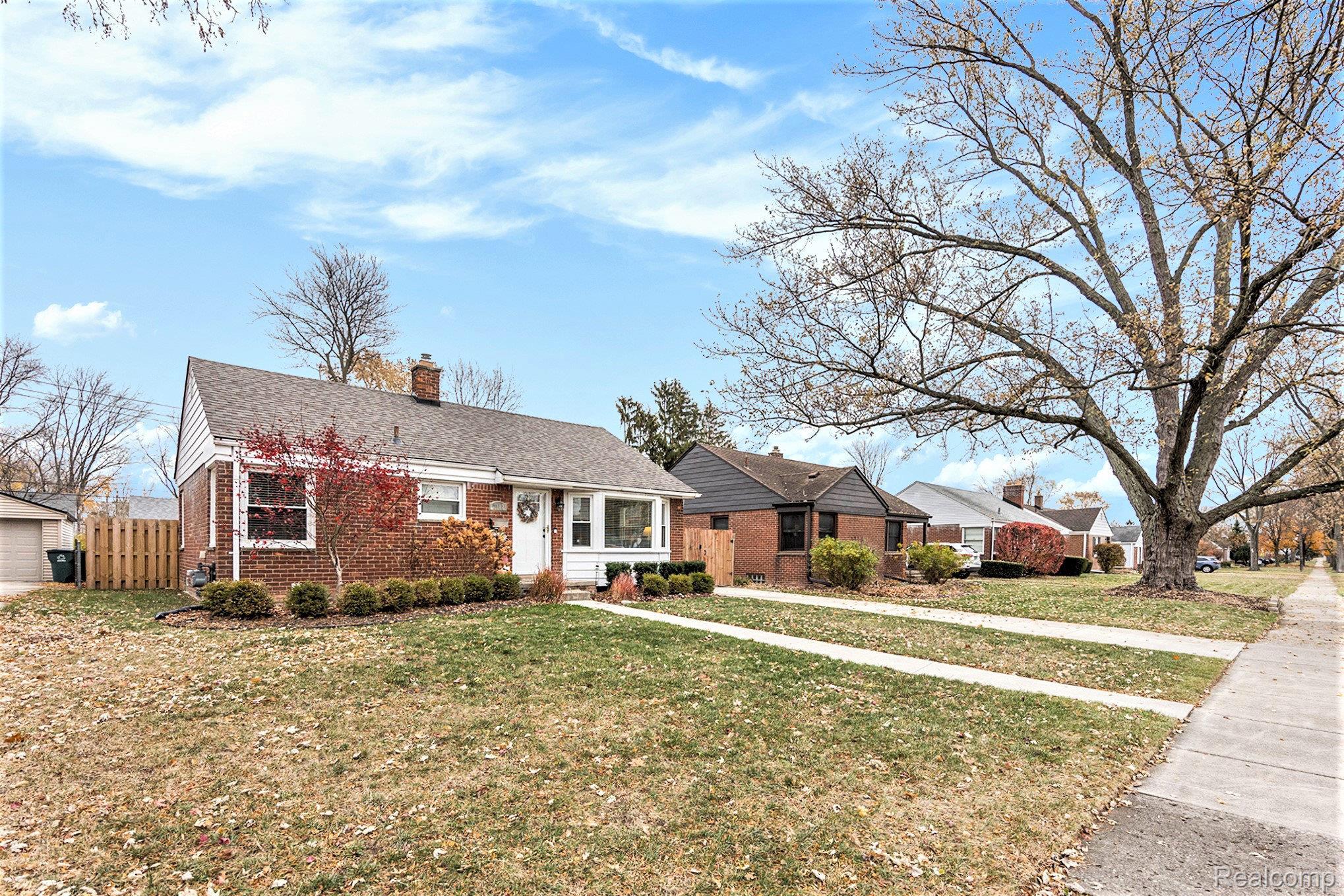 2112 Ellwood Avenue E