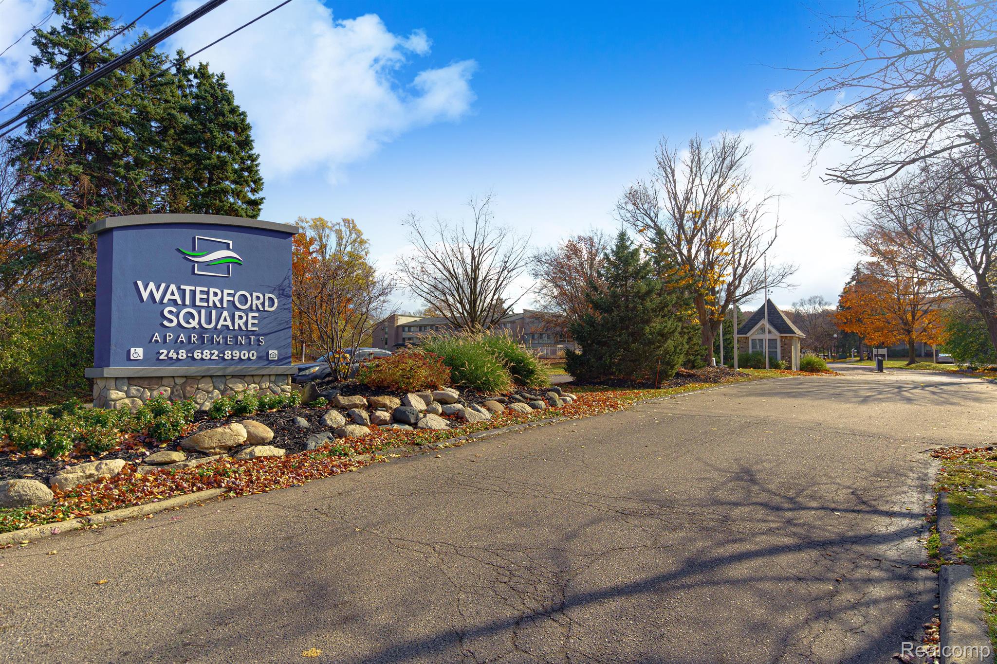 930 VILLAGE GREEN Lane
