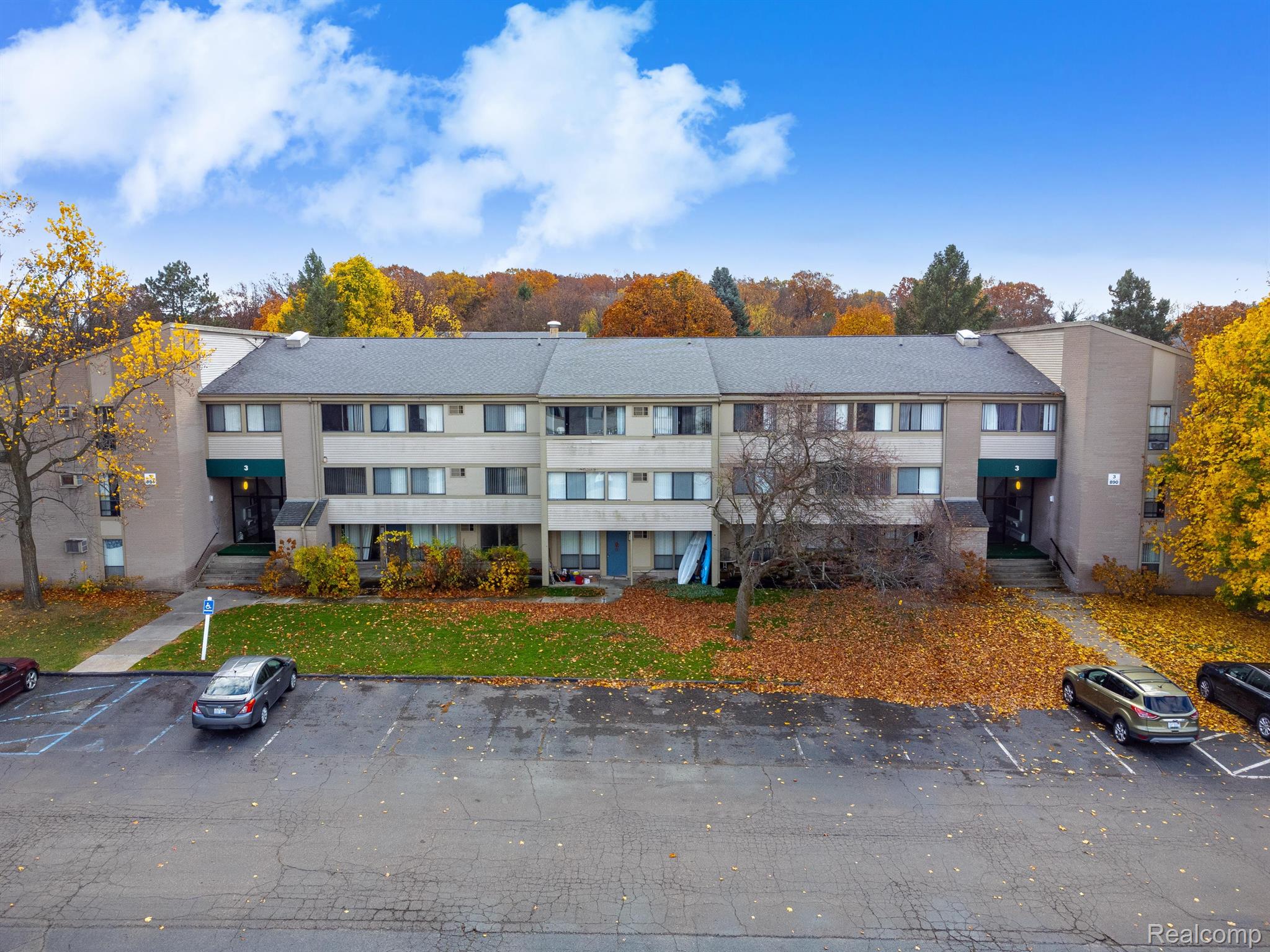 930 VILLAGE GREEN Lane