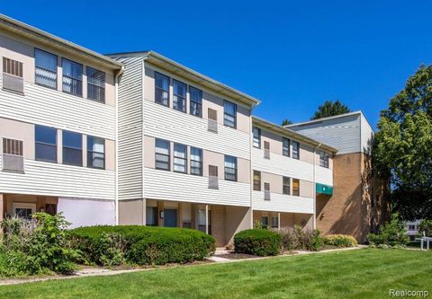 930 VILLAGE GREEN Lane Waterford Charter Township MI 48328