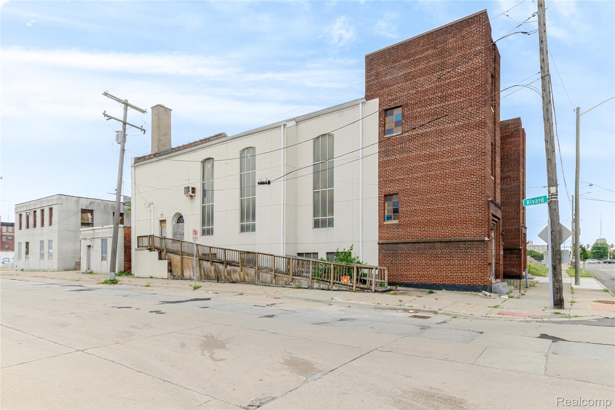 1042 E Warren Avenue