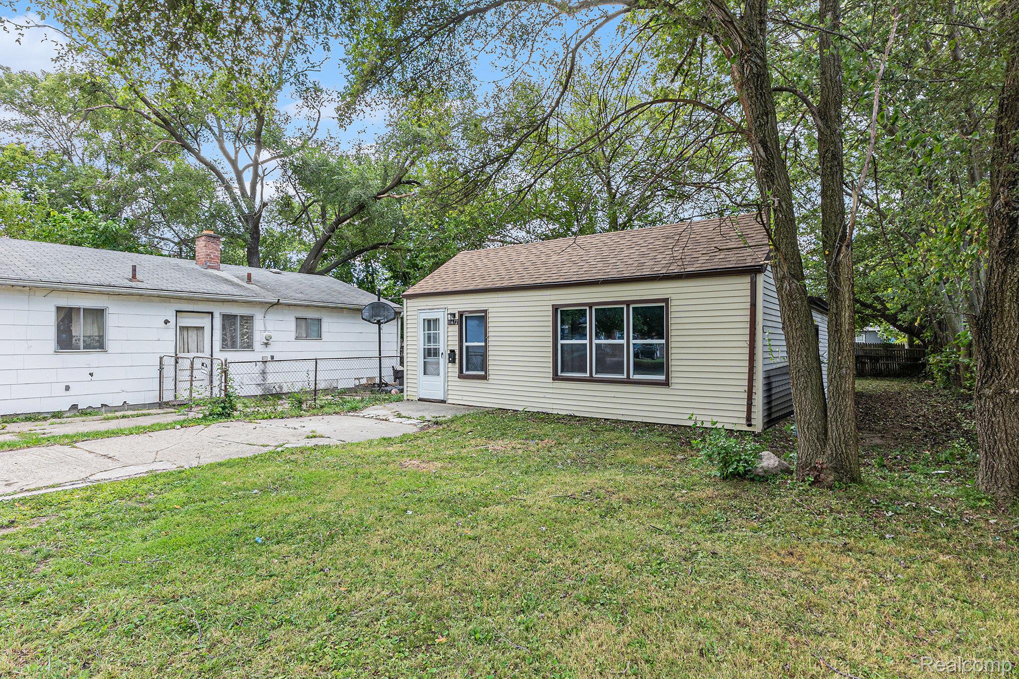 11472 Cadillac Avenue