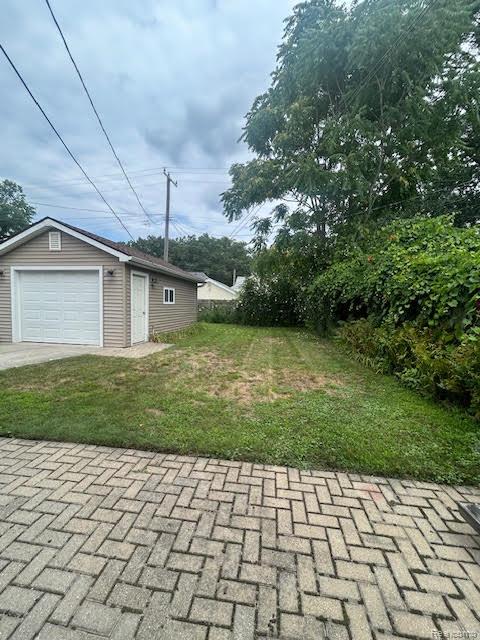 Ferndale City, Michigan 48220, United States, 2 Bedrooms Bedrooms, ,2 BathroomsBathrooms,Residential,Pending,202160