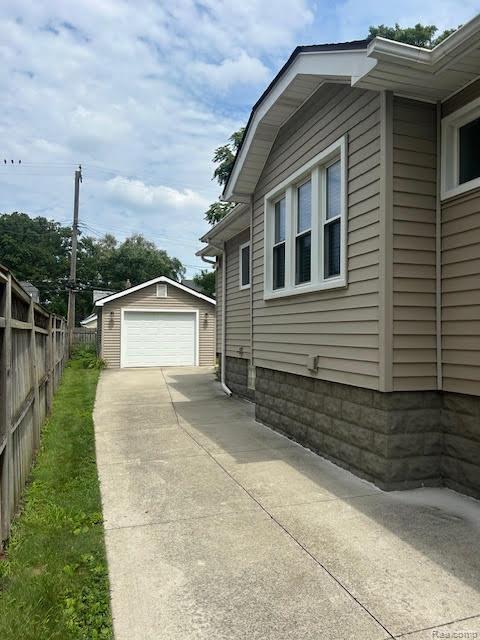 Ferndale City, Michigan 48220, United States, 2 Bedrooms Bedrooms, ,2 BathroomsBathrooms,Residential,Pending,202160