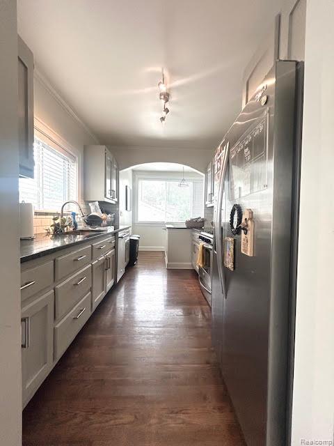 Ferndale City, Michigan 48220, United States, 2 Bedrooms Bedrooms, ,2 BathroomsBathrooms,Residential,Pending,202160