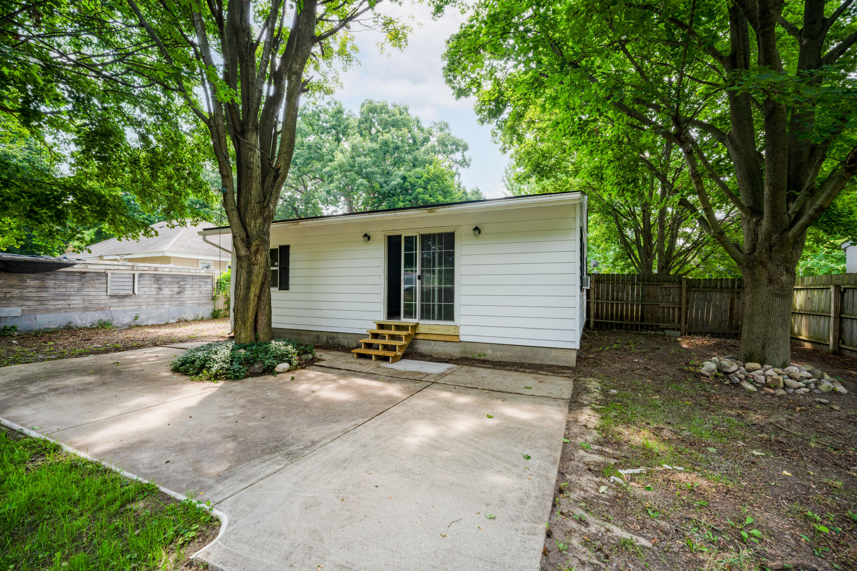 330 W Hammond Street