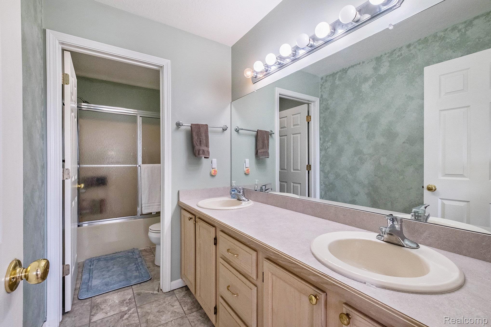 Grand Blanc City, Michigan 48439, United States, 4 Bedrooms Bedrooms, ,3 BathroomsBathrooms,Residential,Active,196699