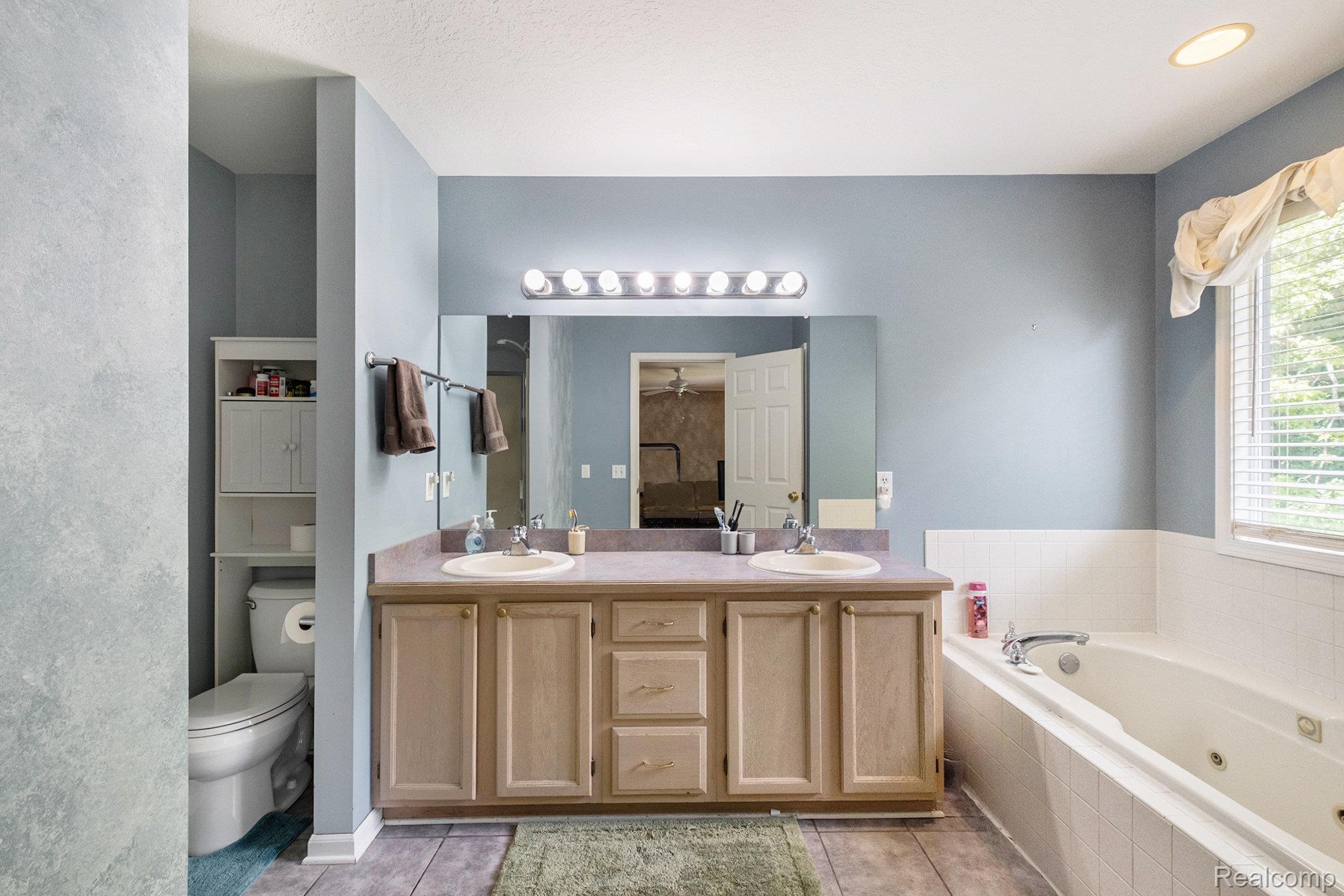 Grand Blanc City, Michigan 48439, United States, 4 Bedrooms Bedrooms, ,3 BathroomsBathrooms,Residential,Active,196699