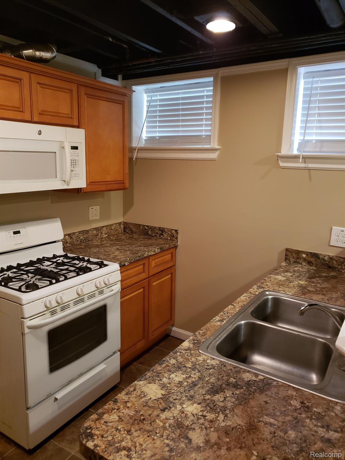 69 E GREAT LAKES Street