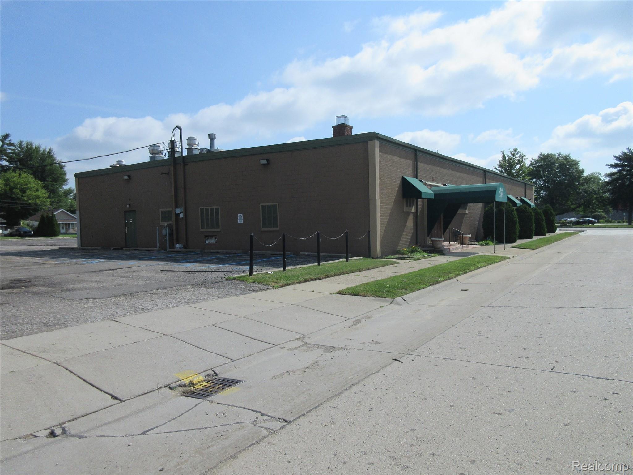 24611 GRATIOT Avenue