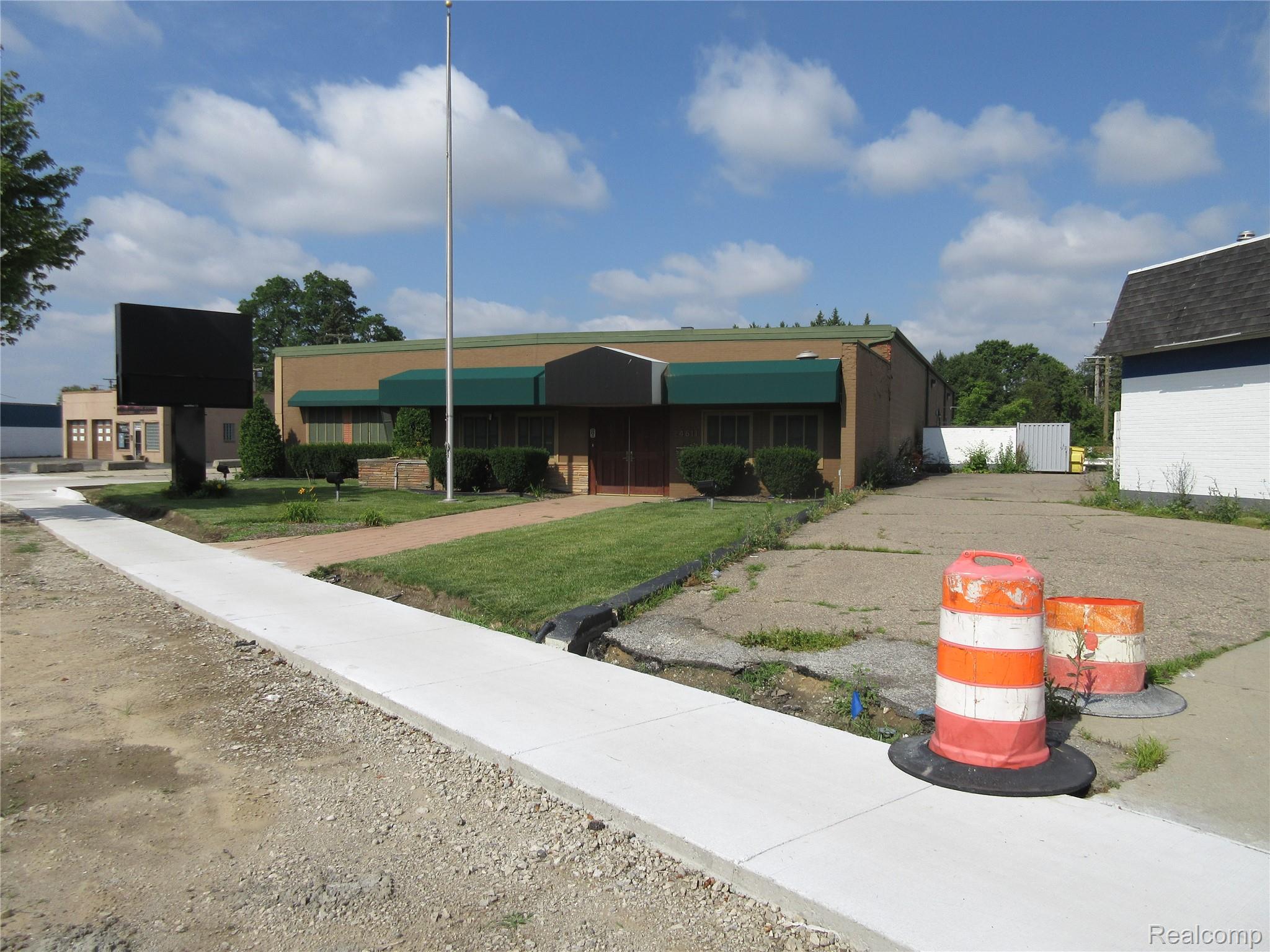 24611 GRATIOT Avenue