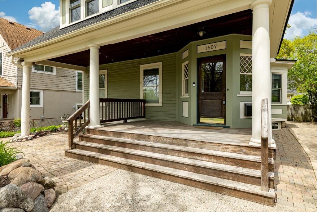 1607 S University