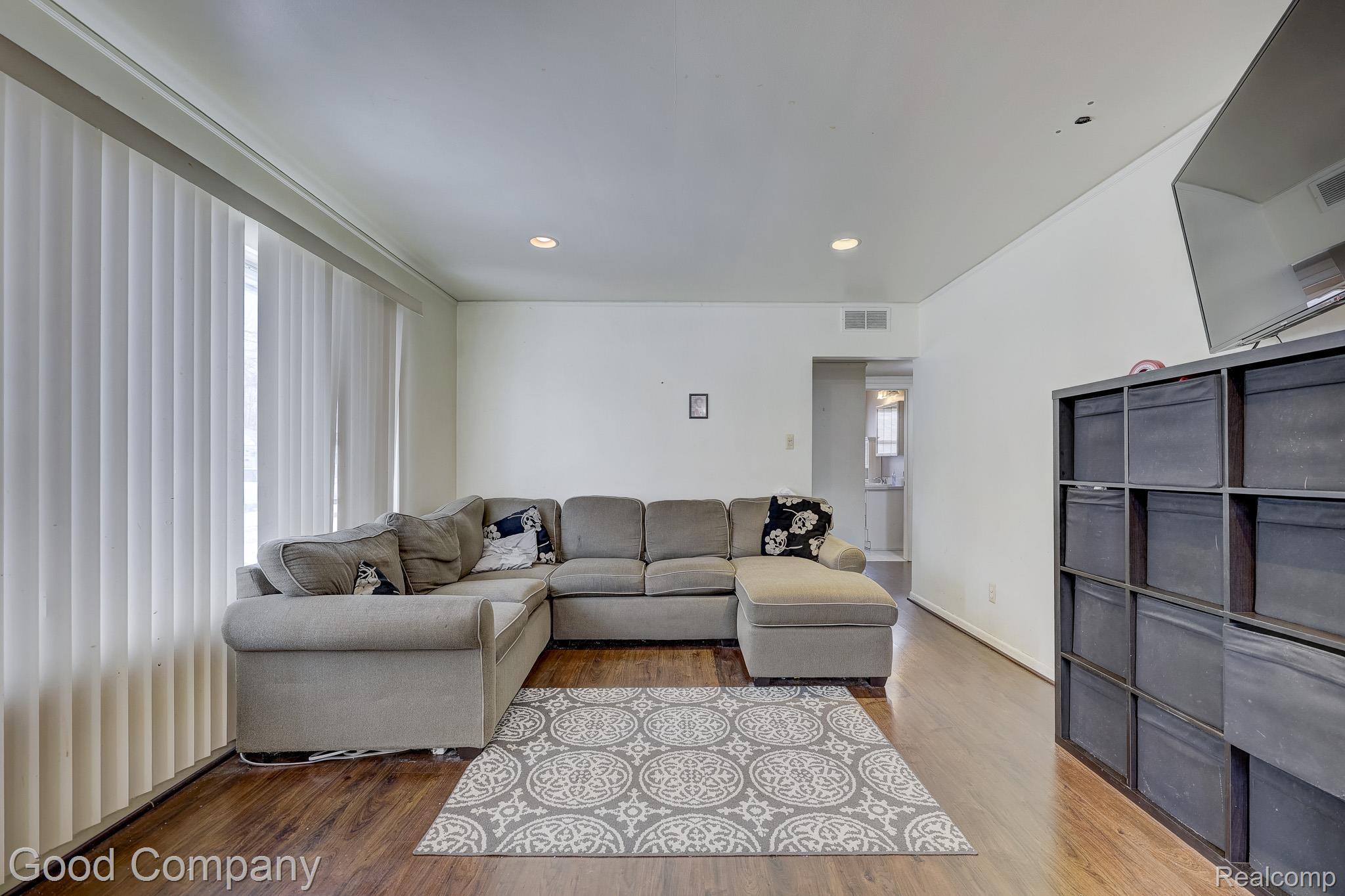 1176 E Kalama Avenue