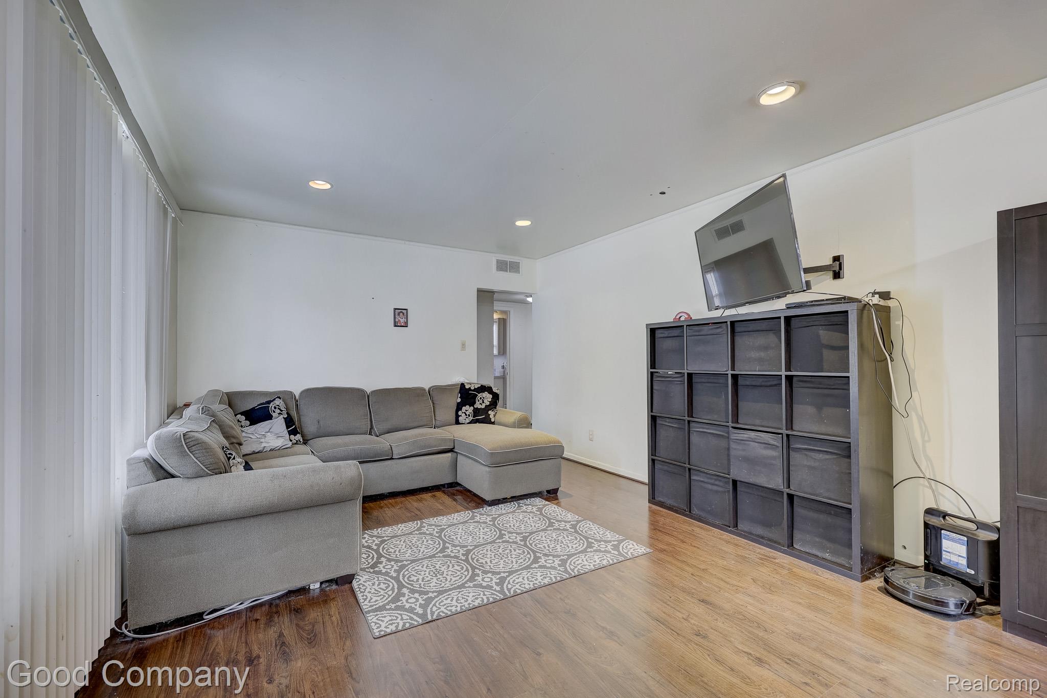 1176 E Kalama Avenue