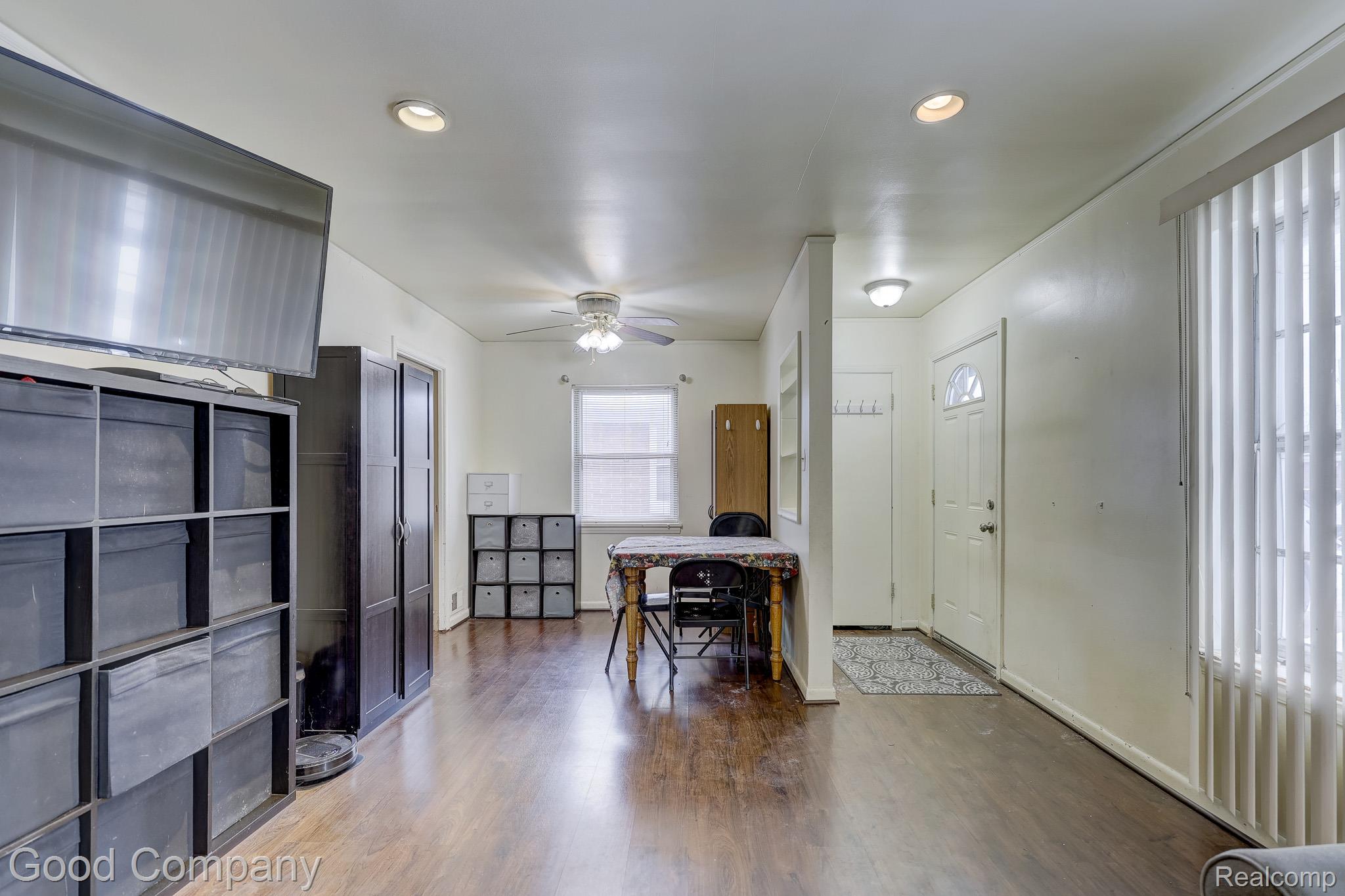 1176 E Kalama Avenue