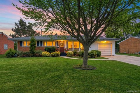 22960 Manning Street Farmington City MI 48336