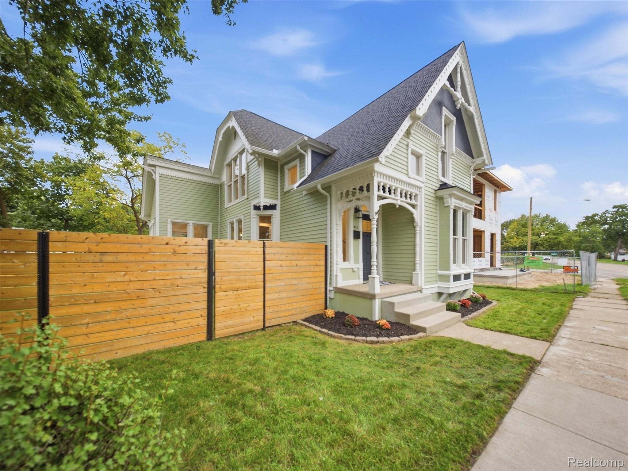 213 W Shiawassee Avenue