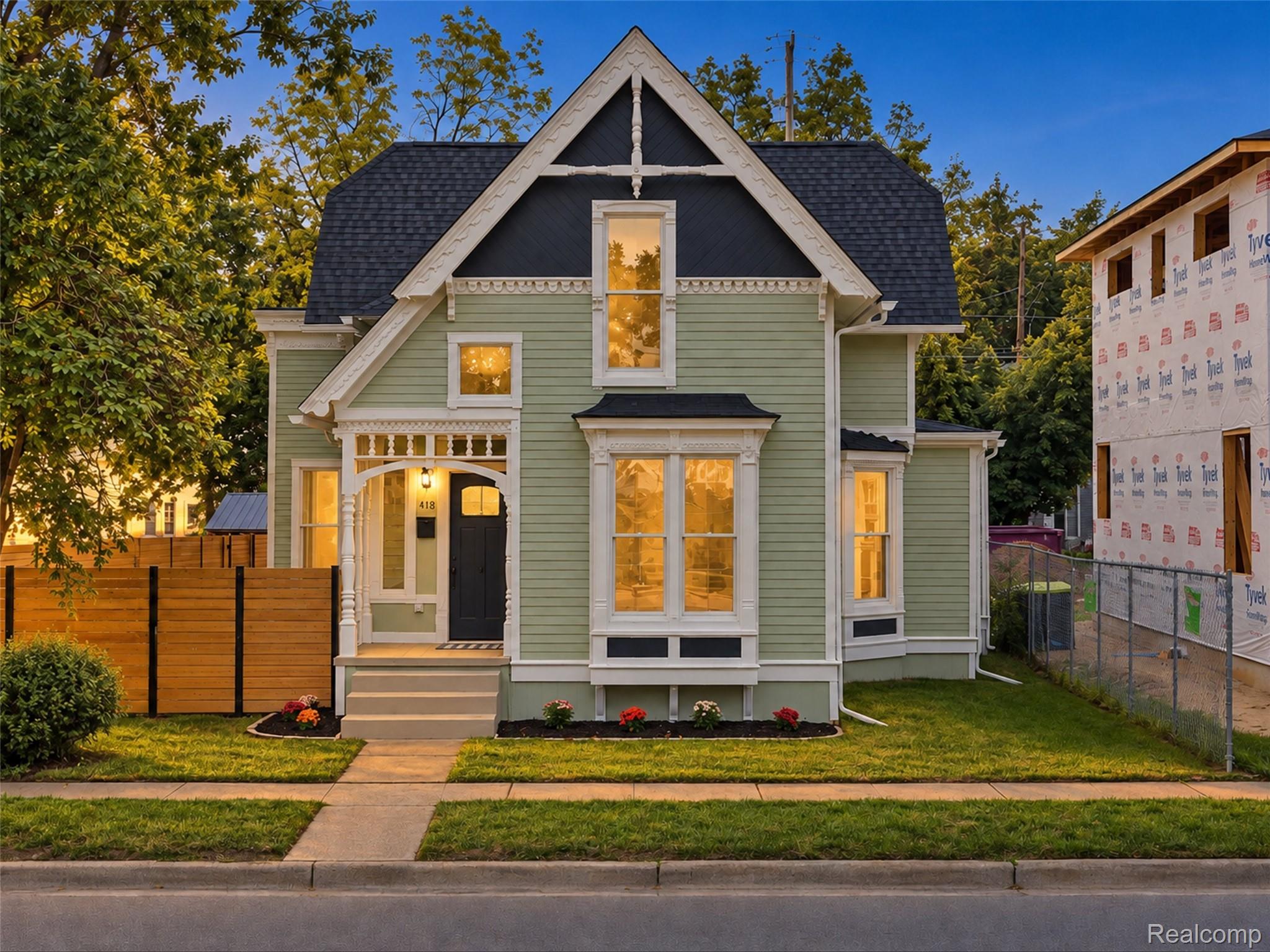 213 W Shiawassee Avenue