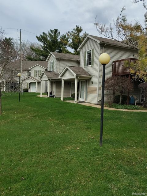 5025 S Saybrook Court 15 Waterford Charter Township MI 48327