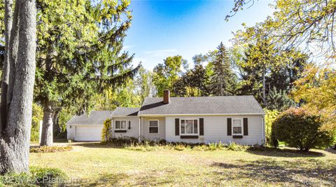 1428 N Pontiac Trail Walled Lake City MI 48390