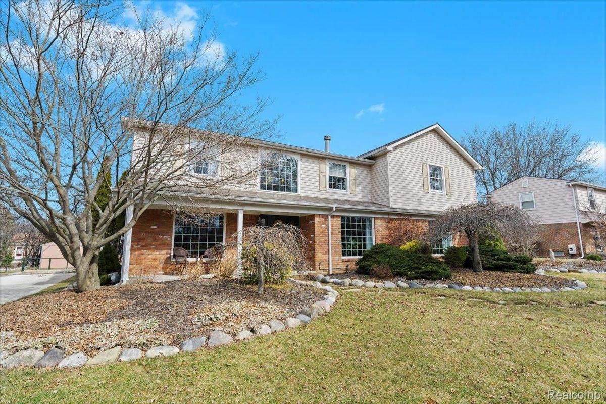 8842 THORNTREE Drive