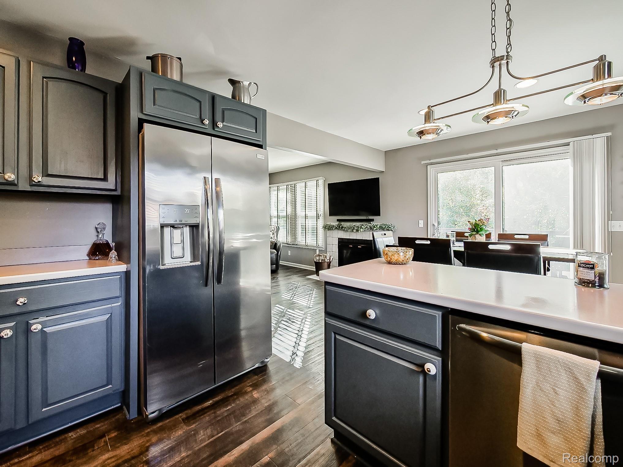 5570 Wildrose Avenue